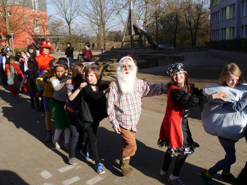 Fasching an der Burgweide, verkleidete Menschen auf dem Schulhof