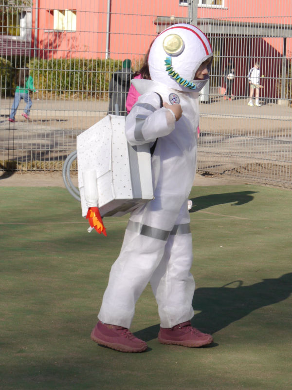 Fasching an der Burgweide - ein als Astronaut verkleidetes Kind