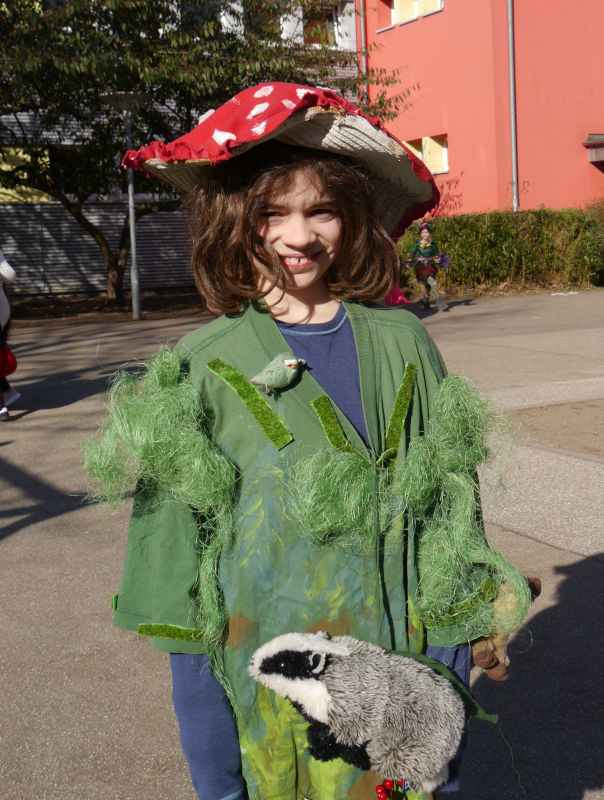 Fasching an der Burgweide - ein als Fliegenpilz verkleidetes Kind