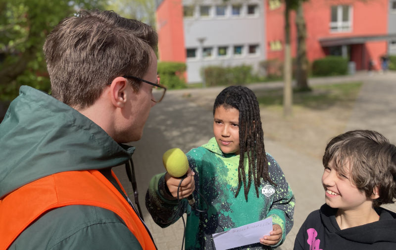 Klangfestreporter*innen interviewen Menschen auf dem Schulhof