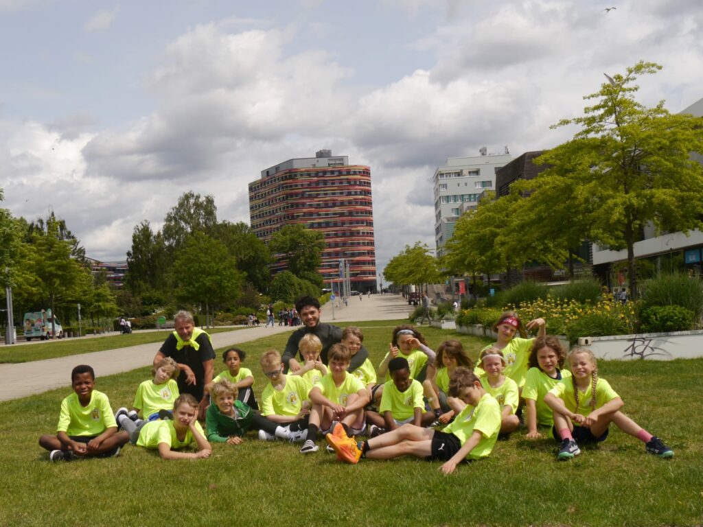 Die Baskets auf dem Rasen des Inselparks vor der Halle