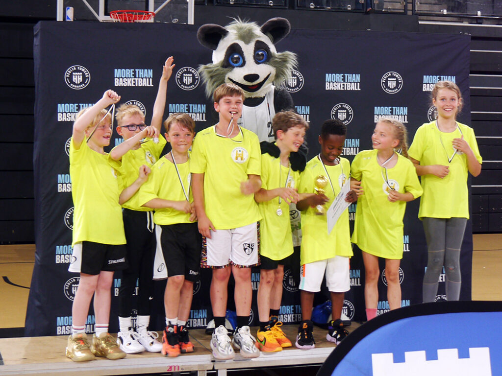 Das Team der Burgweide Baskets I mit dem Pokal und dem Waschbär der Hamburg Towers