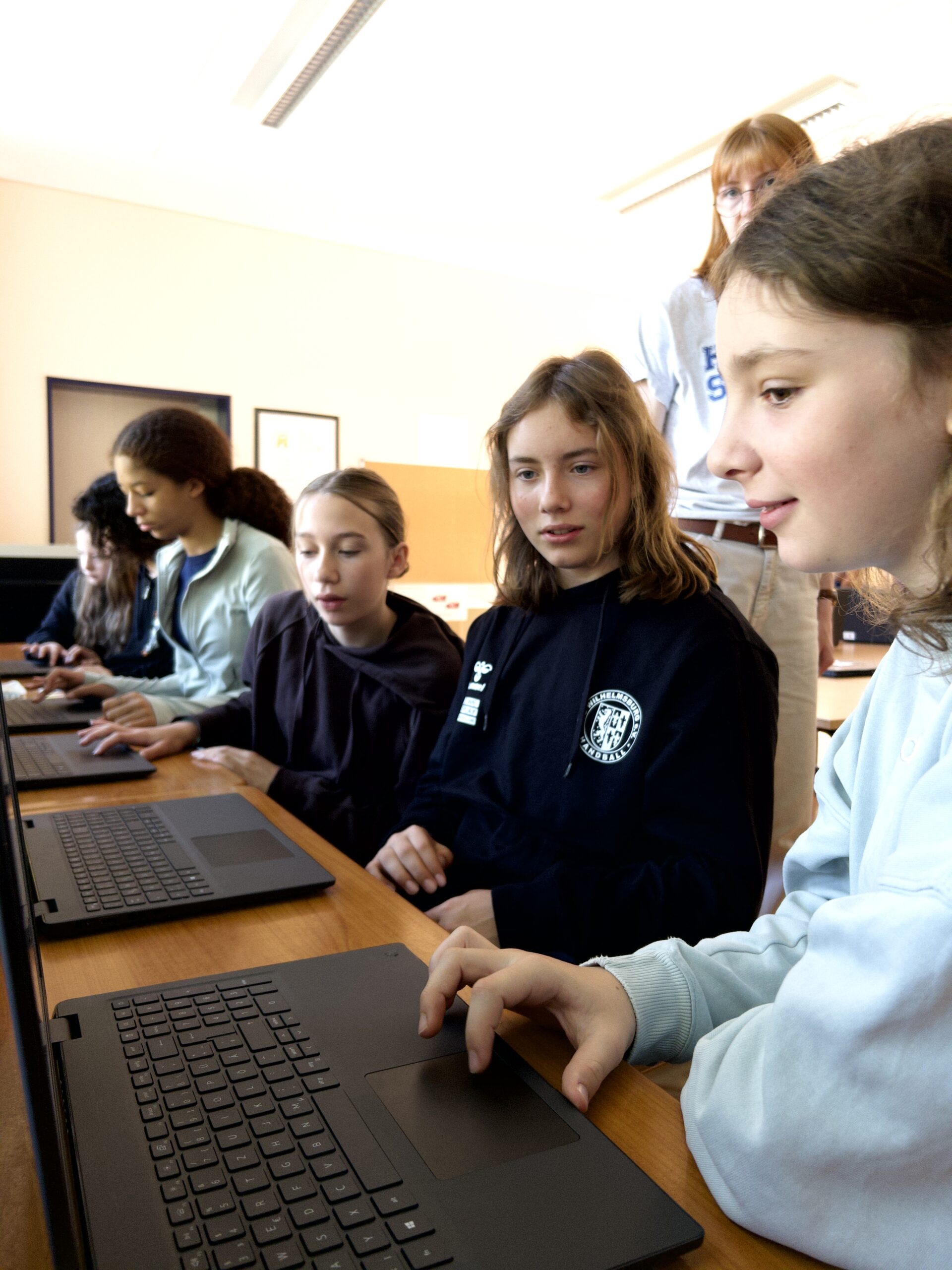 Schülerinnen arbeiten am Laptop