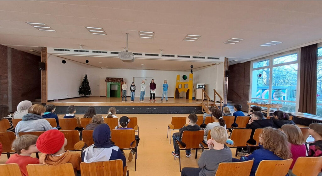 Die Kindervollversammlung tagt in der Pausenhalle.