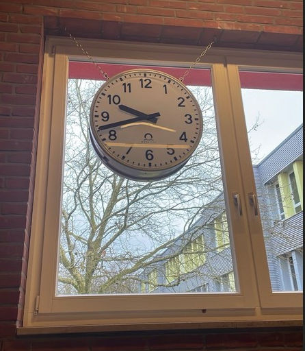 Die neue große Schuluhr