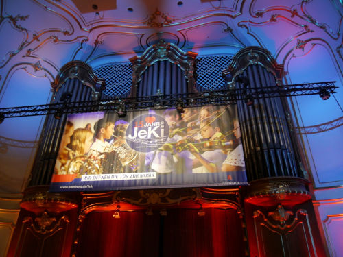 Jubiläumskonzert 15 Jahre JeKi, Die Orgel der Laeiszhalle mit einem großen JeKi-Plakat davor