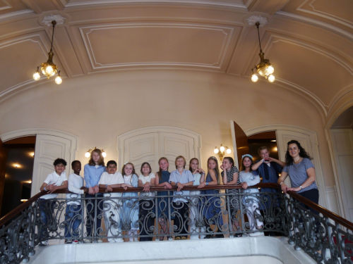Jubiläumskonzert 15 Jahre JeKi, Unsere Kinder in der Laeiszhalle auf einem Treppenhaus-Balkon