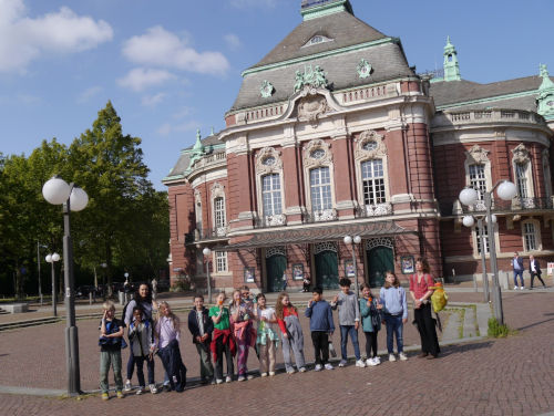 Jubiläumskonzert 15 Jahre JeKi, Unsere Kinder vor der Laeiszhalle