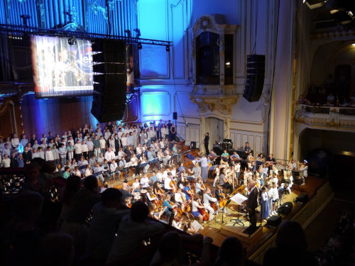 Jubilä;umskonzert 15 Jahre JeKi, Kinder musizieren auf der großen Bühne der Laeiszhalle
