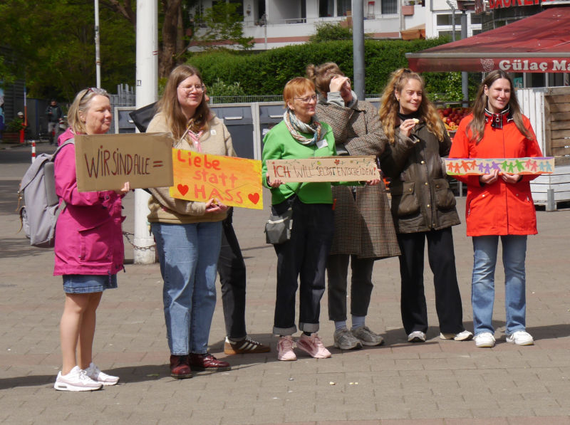 Menschen der Burgweide mit Bannern