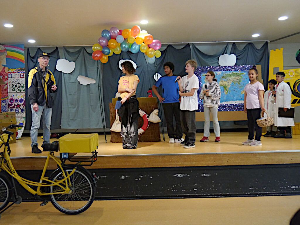 50 Jahre Burgweide - Theater 'Im Ballon um die Welt - in Kirchdorf-Süd'