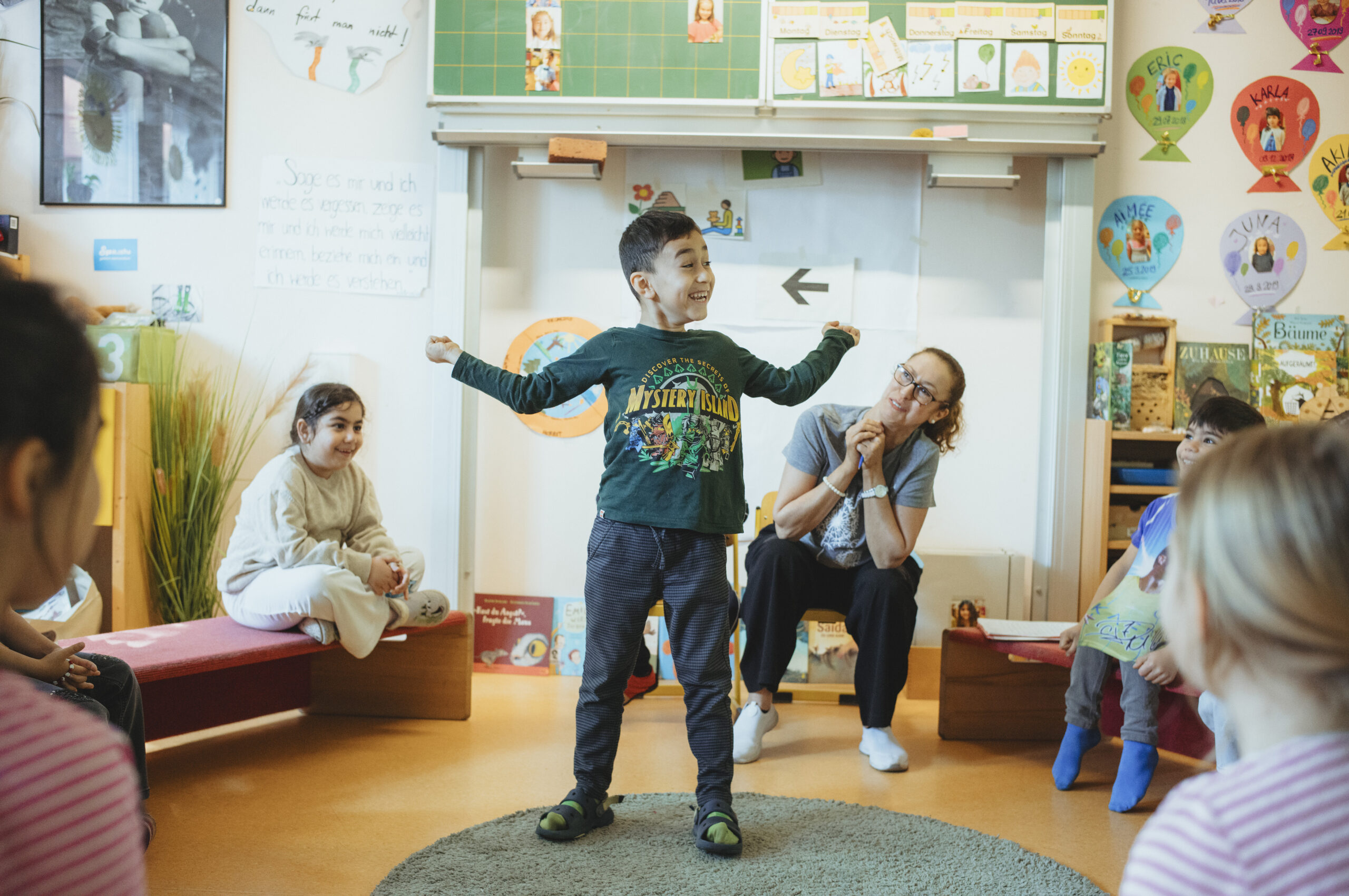 Ein junger Schüler hält einen Vortrag in seiner Lerngruppe
