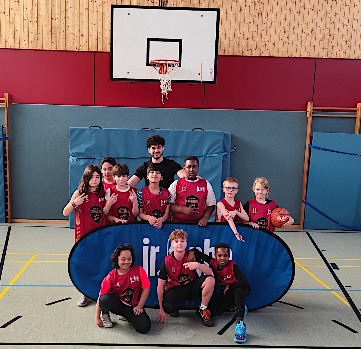 Die Baskets der Burgweide mit ihrem Trainer, Teamfoto