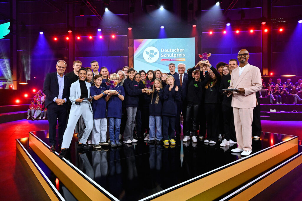 30.09.2025 Verleihung Deutscher Schulpreis 2025 in Berlin, Kinder und Kolleg*innen der Burgweide, Jury, Moderator*innen, Bundespraäsident Steinmeier