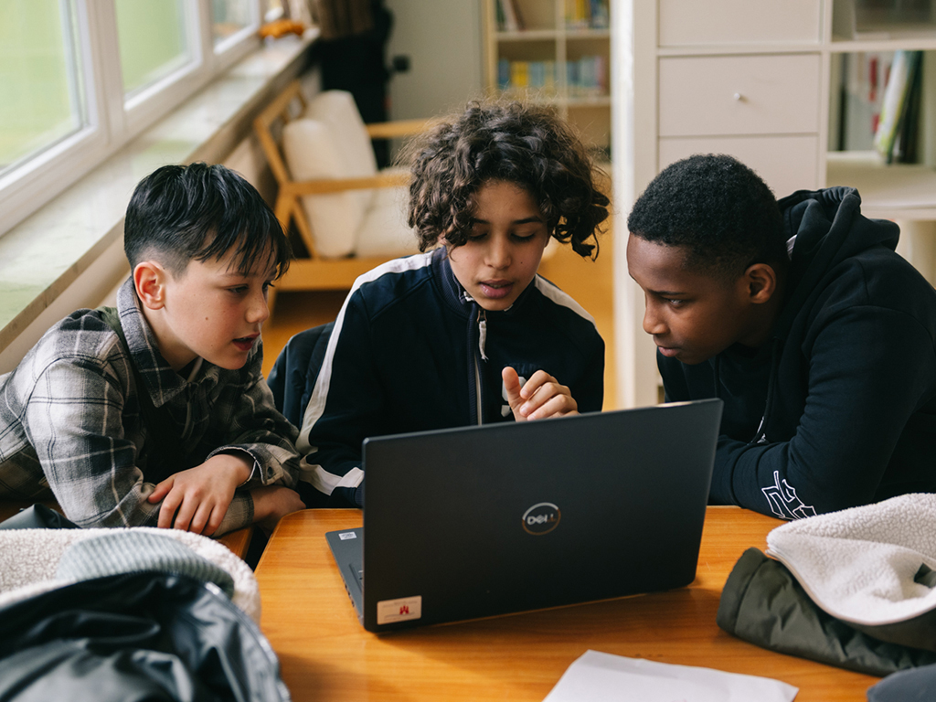 Schüler diskutieren ihr Recherche-Projekt für die Burgnews.