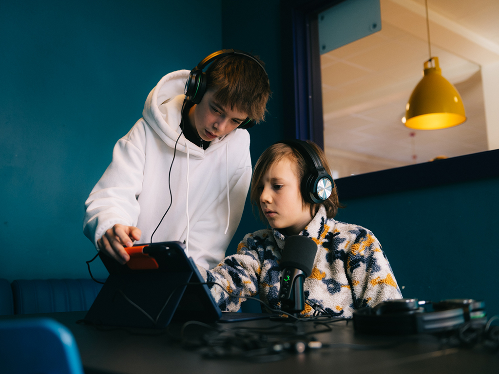 Zwei Schüler der Arbeitsgruppe podcast bereiten das Arbeiten mit dem podcast-Equipment vor.