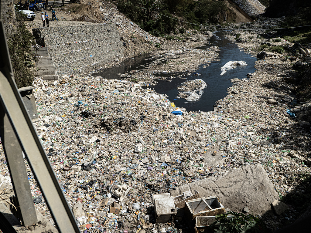 Plastikmüll im Las Vacas Fluss in Guatemala