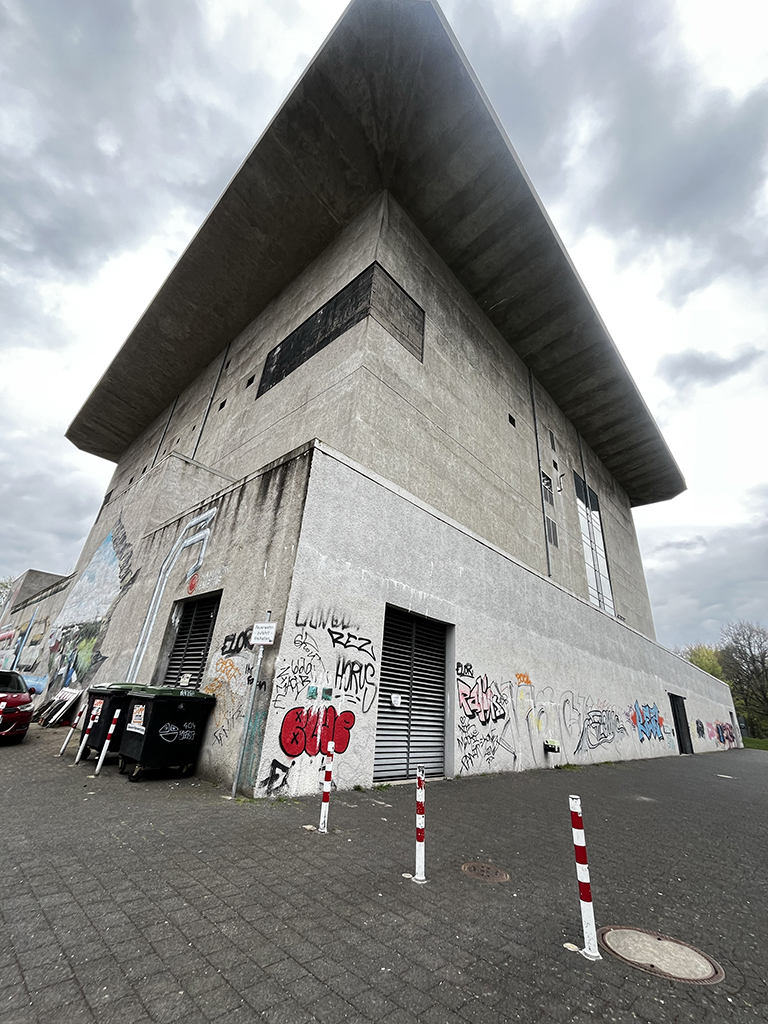 Der Energie-Bunker sieht aus wie ein riesiges Schiff.