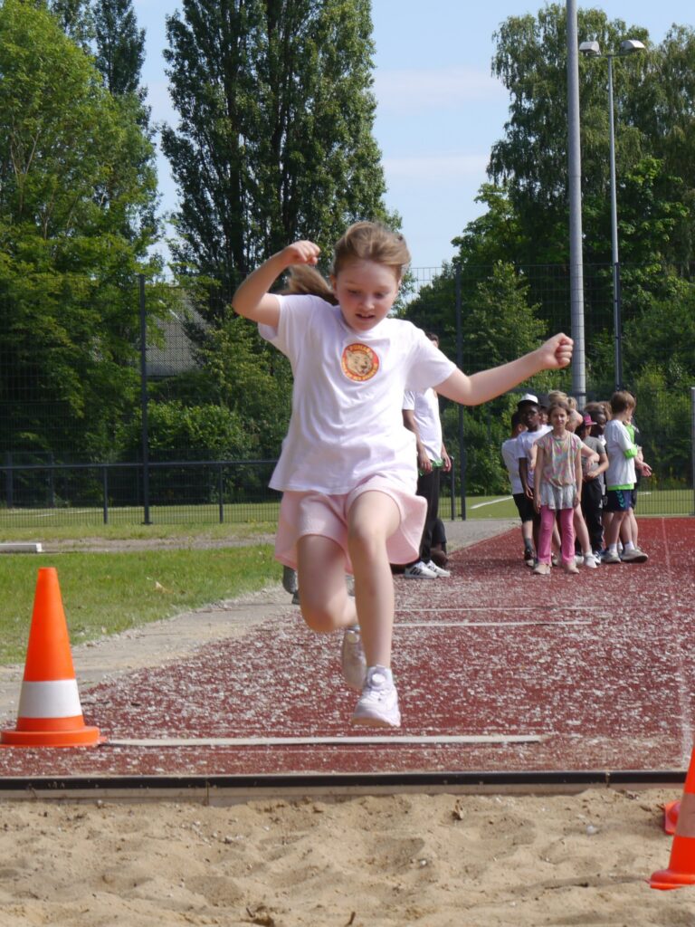 Kinder beim Weitsprung