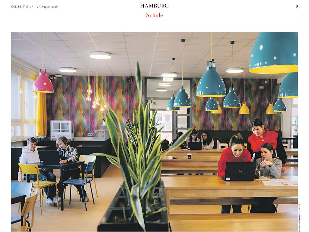 DIE ZEIT, Artikel vom 27. August 2026, Titelfoto: Dir Redaktion an der Arbeit in der Schulkantine; Bildunterschrift: Ein Blick in die Kantine der Schule An der Burgweide: Hier wird nicht nur gegessen, sondern auch gearbeitet, zum Beispiel an der Schülerzeitung »Burgnews«.