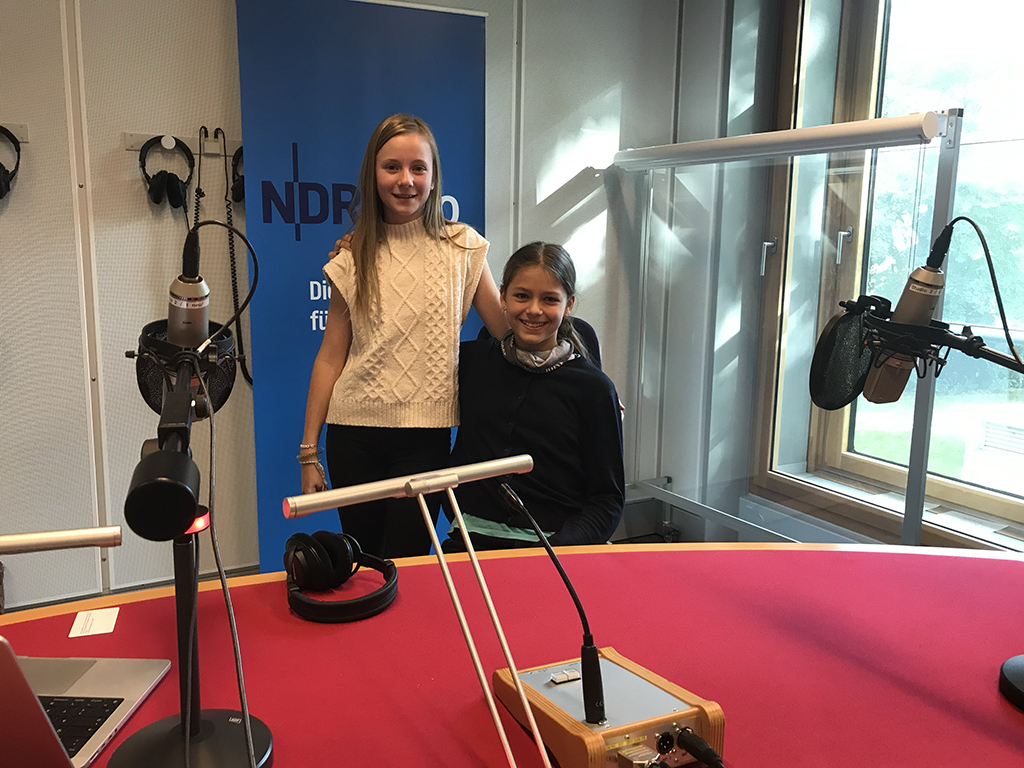 Zu Gast im Aufnahmestudio des NDR Mikado Kinderradio.